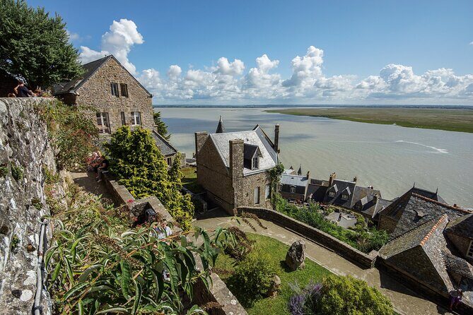 2-Hour Guided Walking tour of the Mont Saint Michel - Language and group logistics: the part you should plan for