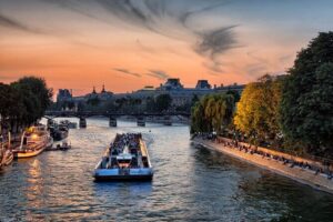 Bateaux Mouches Sightseeing Cruise on the Seine River in Paris - Picking the deck: comfort vs. the Eiffel Tower view