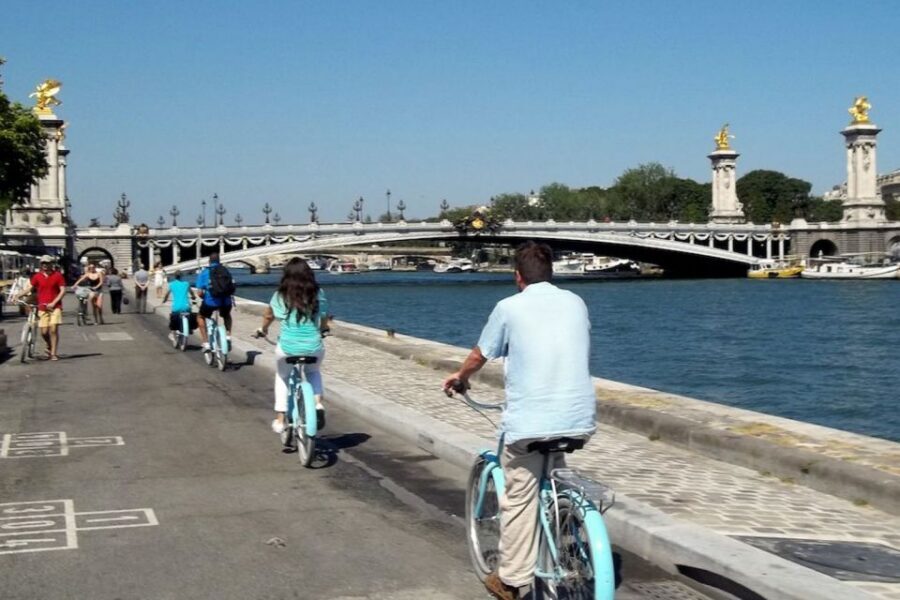 Best of Paris Bike Tour - Eiffel Tower stop: photo time with actual context