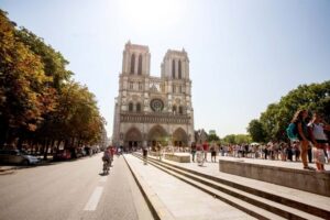 Electric Bike Tour of Paris’ Hidden Gems - The Seine start: how the tour finds quieter Paris fast