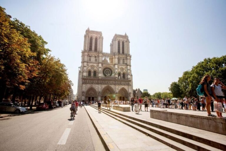 Electric Bike Tour of Paris’ Hidden Gems - The Seine start: how the tour finds quieter Paris fast