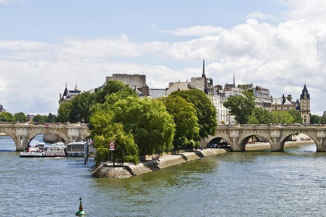 Escape game on the Île de la Cité - Henri IV Statue to Place Dauphine: Royal Power at Street Level