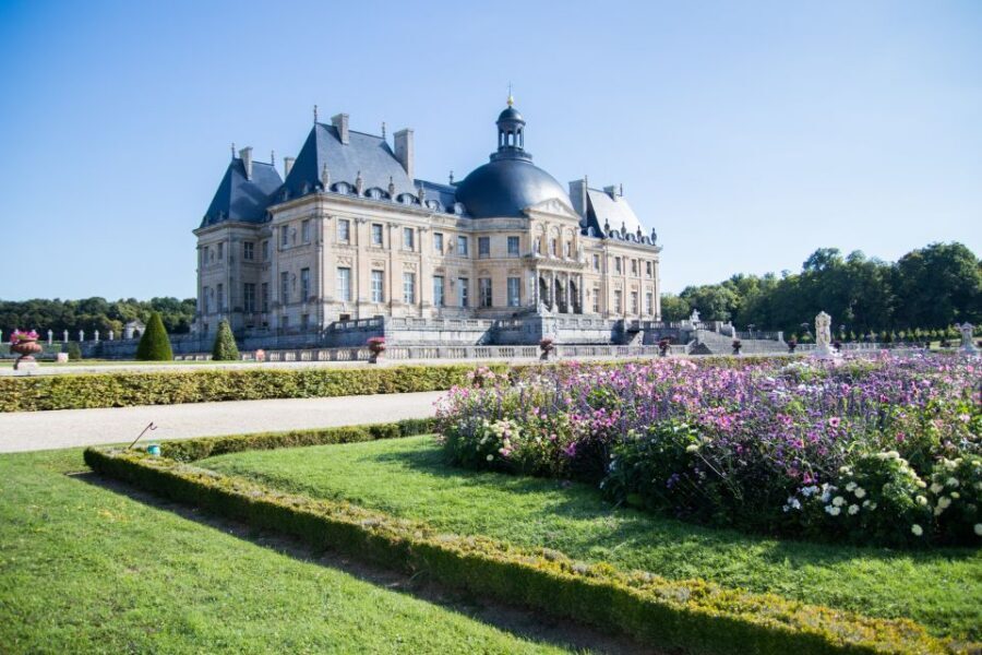 From Paris: Chateau de Fontainebleau & Vaux-Le-Vicomte Tour - Getting out of Paris fast: the minibus rhythm