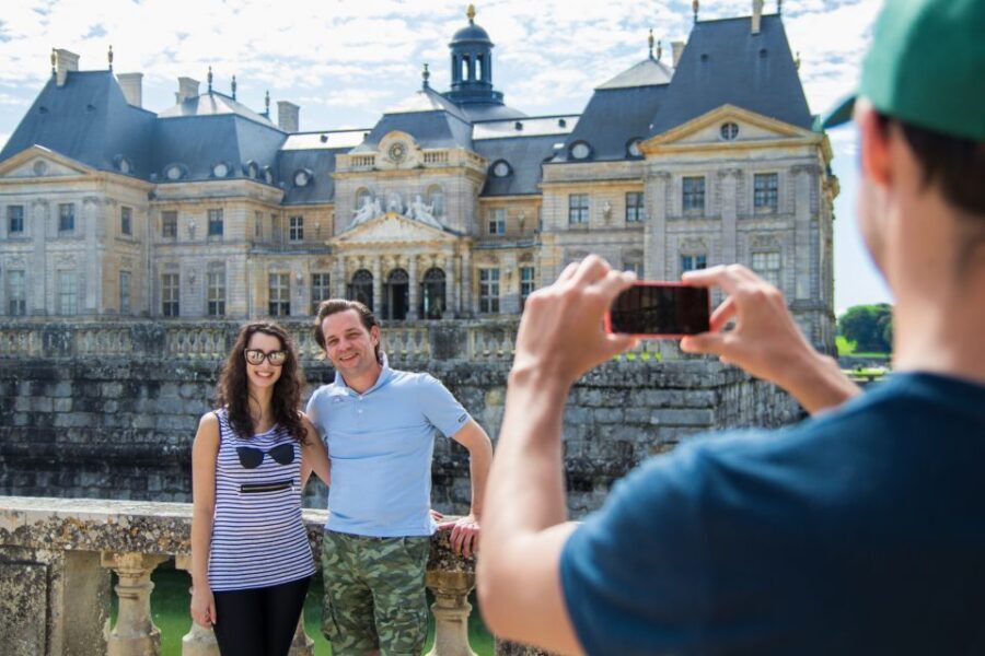 From Paris: Chateau de Fontainebleau & Vaux-Le-Vicomte Tour - Fontainebleau lunch break and why timing matters