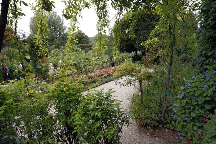 From Paris: Giverny and Monet's Home Day Trip - Meeting Point in Central Paris: 41 Avenue De La Bourdonnais