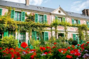 From Paris: Giverny and Versailles Palace Guided Day Trip - Getting to Giverny: bus time, nerves, and good shoes