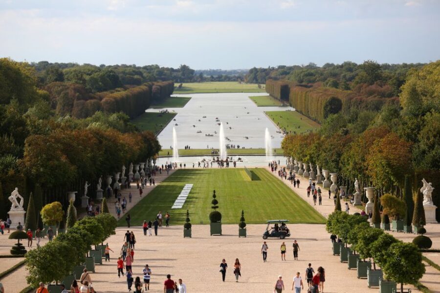 From Paris: Giverny and Versailles Palace Guided Day Trip - Monet at Fondation Monet: house and gardens with an app