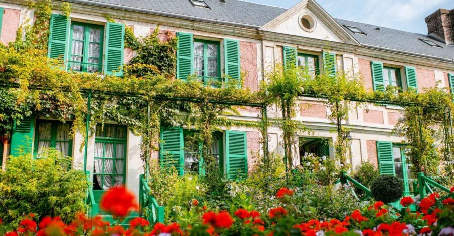 From Paris: Giverny and Versailles Palace Guided Day Trip - Guides, headsets, and hearing the good stuff
