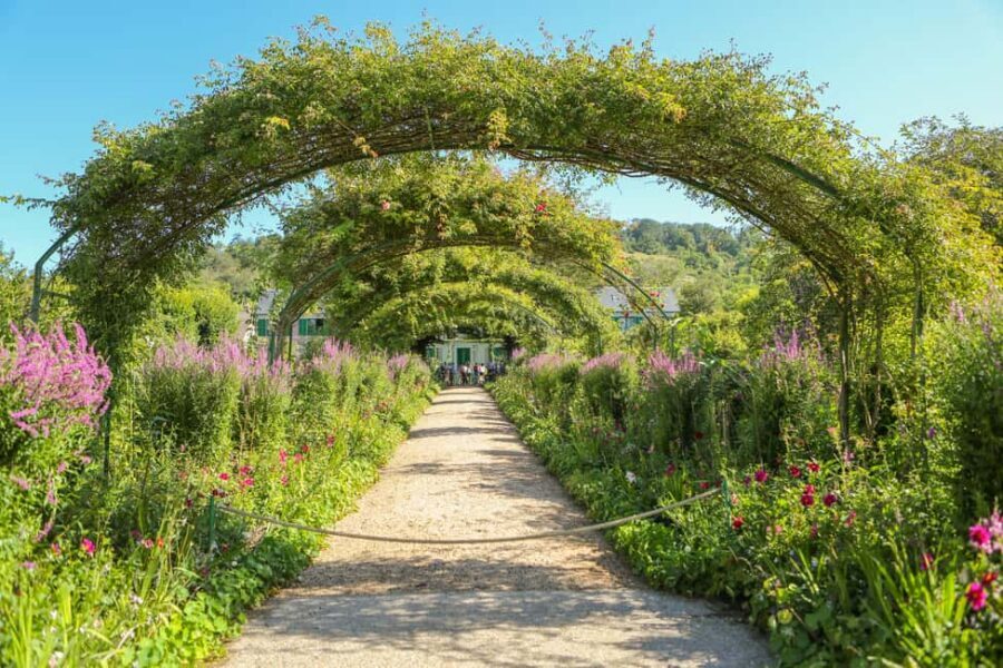 From Paris: Giverny Day Trip with Audio Guide or Live Guide - Timing and crowds: making 5 hours feel fair