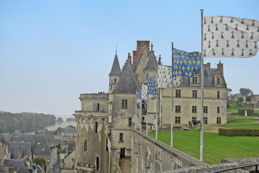 From Paris: Small-Group Loire Valley Castles Full-Day Tour - Lunch and Wine Tasting in Amboise: A Small Pause With Real Payoff