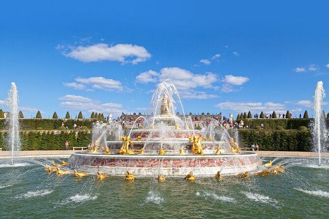 From Paris: Versailles Palace Guided Tour with Gardens Access - Group size, crowd energy, and the difference a good guide makes