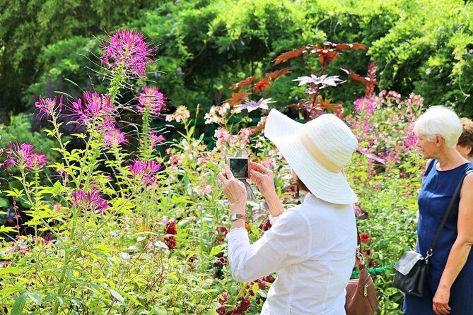Giverny and Monet's Garden Half-Day Trip from Paris - The van ride from Paris: comfort, timing, and why the group size matters