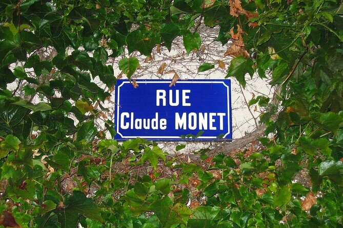 Giverny Monet’s Home and Gardens Half Day Tour from Paris - When the guide commentary helps—and when to tune it out