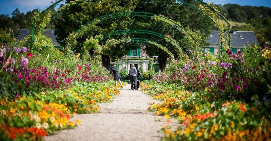 Giverny: Monet's House and Gardens Guided Tour - Key things to know before you go