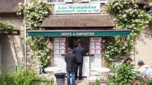 Giverny: Monet's House and Gardens Guided Tour - Meeting outside Les Nymphéas: the fastest way to start