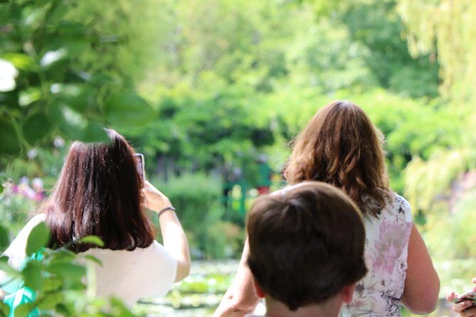 Giverny's House & Gardens plus Versailles Palace Day Trip with Lunch from Paris - The guides: why names keep coming up