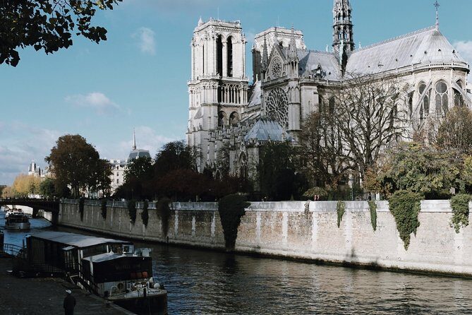 History of Paris City Center w/ Notre Dame Semi-Private 12ppl Max - Getting your bearings: Cité Metro to Île de la Cité