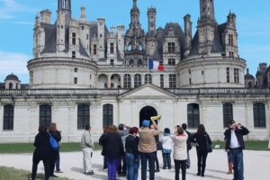 Loire Valley Castles Day Trip from Paris with Complementary Wine - Starting near the Paris Catacombs: how the early-morning part works