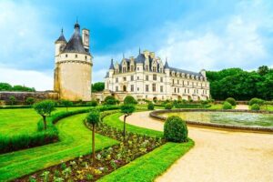 Loire Valley Wine and Castles Small-Group Day Trip from Paris - Chenonceau’s river crossing: why the Ladies Chateau draws people in