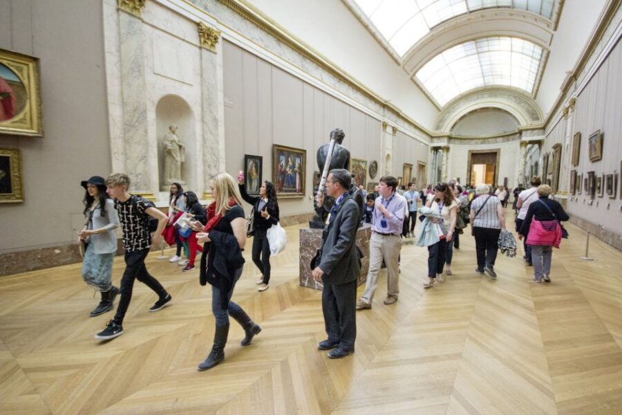 Mona Lisa & Louvre Masterpieces Tour with Reserved Access - Getting Into the Louvre: Pyramid Photo Stop and a Real Rhythm