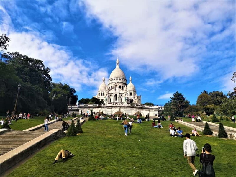 Montmartre : private family tour - Meeting at Place Saint-Pierre and finishing on the way you’ll want
