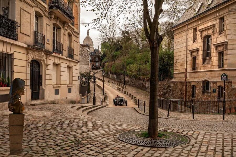 Montmartre Walking Tour with a Local Guide - How the pacing and group size actually affect your experience
