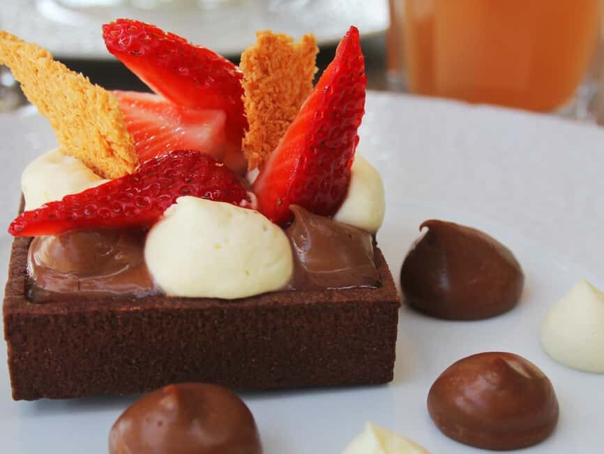 Paris: 1-Hour Sightseeing Cruise and 3-Course Bistro Dinner - Why This Eiffel Tower Dinner + Seine Cruise Combo Works
