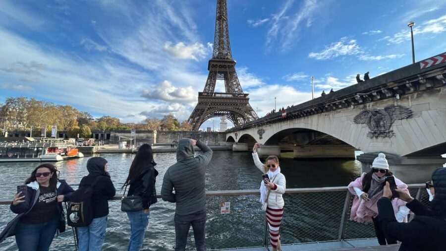 Paris: 1-Hour Sightseeing Cruise and 3-Course Bistro Dinner - The 6:30 PM Start: How the Evening Flows