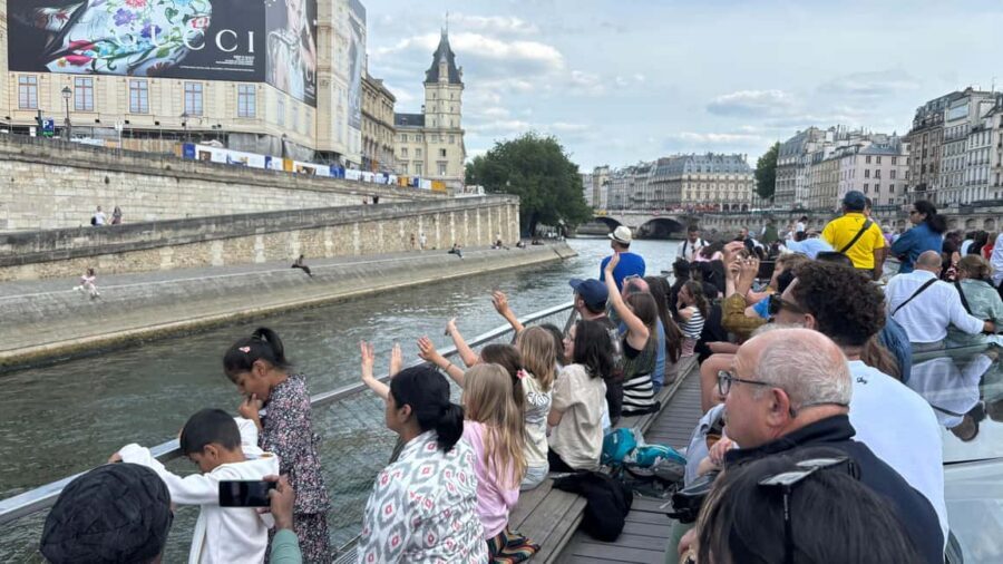Paris: 1-Hour Sightseeing Cruise and 3-Course Bistro Dinner - Food Reality Check: Set Menu Choices and Small Extras