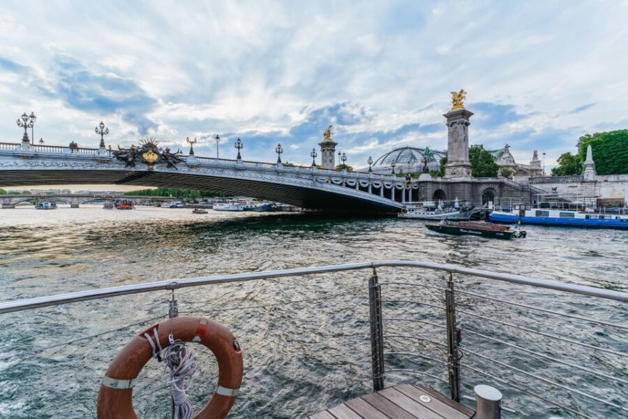 Paris: 3-Course-Dinner Cruise on the Seine with live music - Eiffel Tower Start: Port de la Bourdonnais and That First Spark