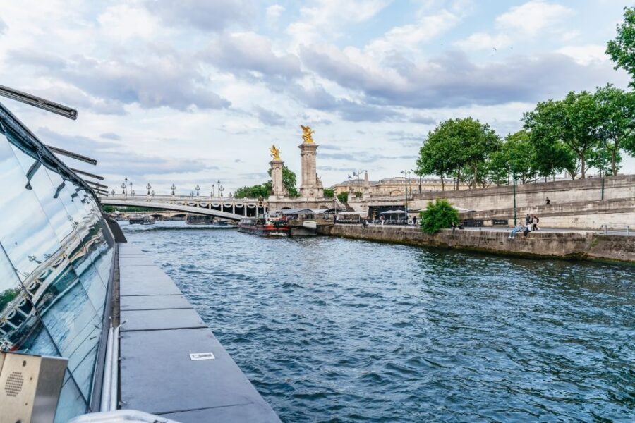 Paris: 3-Course-Dinner Cruise on the Seine with live music - Pont des Arts to the Louvre Area: Bridges, Museums, and Built-Up Glow