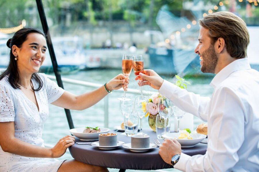 Paris: 3-Course-Dinner Cruise with Wine on the Seine River - The Louvre area and the bridges: where Paris turns cinematic