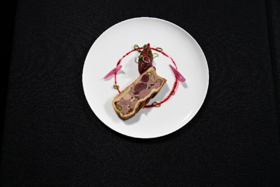 Paris: 3-Course Dinner & Show at Paradis Latin Cabaret - Drinks Included: Wine, Champagne, and a Realistic Pace