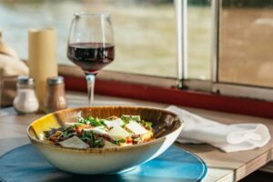 Paris: 3-Course Italian Meal Seine Cruise - Le Théo Boat Setup: Terrace, Seating, and Comfort Reality
