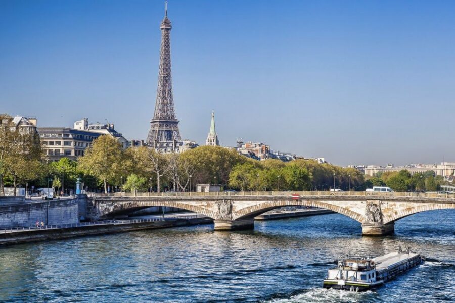 Paris: 3-Course Lunch Cruise on the River Seine - Window Seats and Photo Timing for Eiffel and Notre Dame