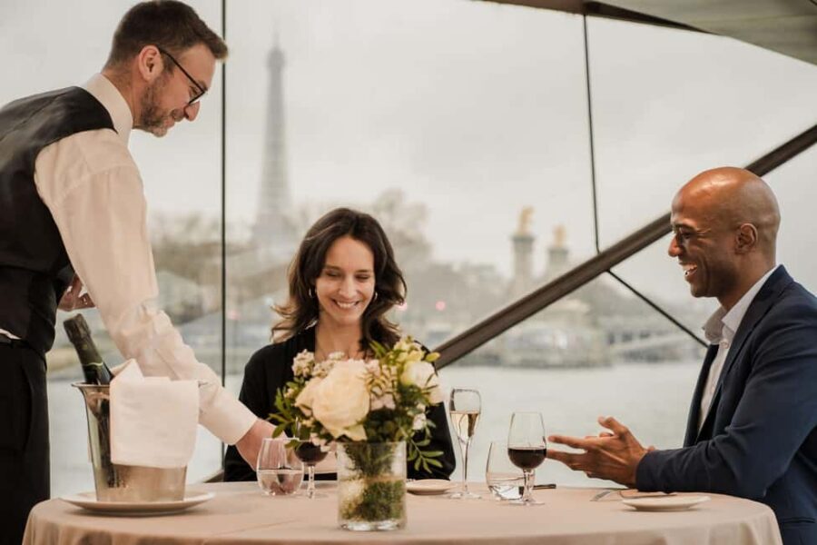 Paris: 4-Course Dinner Cruise on Seine River with Live Music - The Flow of the Evening: Aperitif, Courses, and Live Music