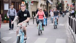 Paris 4-Hour Bike Tour: Off the Beaten Path - Meeting at Place Saint-Michel and getting the right gear