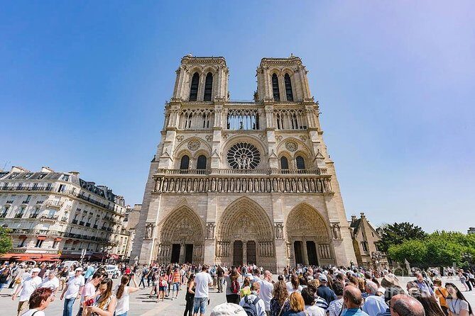 Paris Airport Transfer Service - The ride: back-seat safety and drivers who actually handle Paris traffic