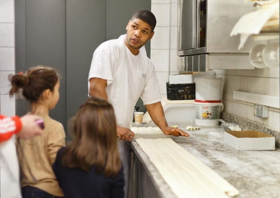Paris: Behind the Scenes Bakery Tour with Breakfast - Your baguette lesson: learning how baguettes get crisp and light