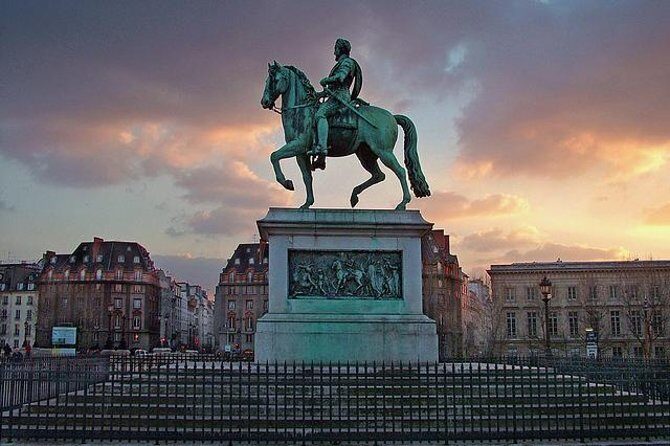 Paris by Night Walking Tour: Ghosts, Mysteries and Legends - Pont Neuf Meeting Point: Getting Oriented Before the Dark Story Starts