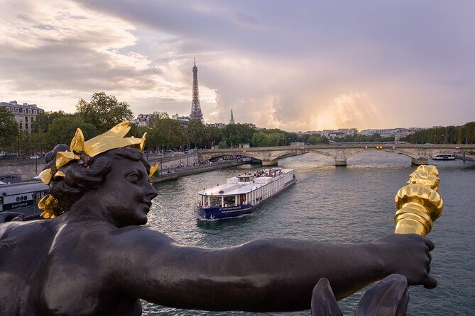 Paris Capitaine Fracasse 3 Course Seine River Dinner Cruise - Île de la Cité and Notre-Dame: a key stop for photos and atmosphere