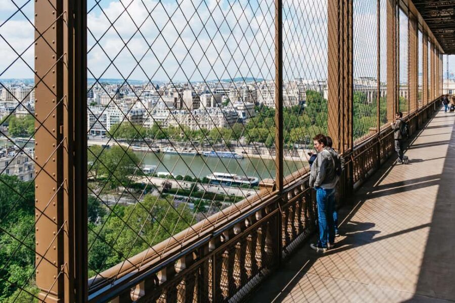 Paris: Eiffel Tower Fully Guided Tour with Summit Option - Finding the meeting point near Avenue Élysée Reclus (not inside the tower area)