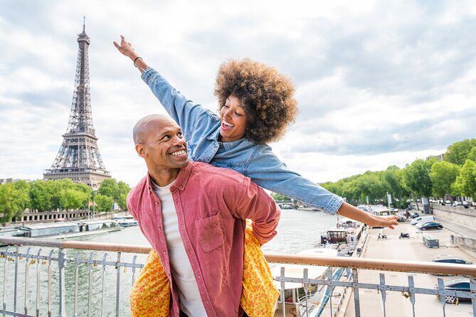 Paris: Eiffel Tower Photo Shoot - Why Eiffel Tower photos work better with a guide than with a selfie stick