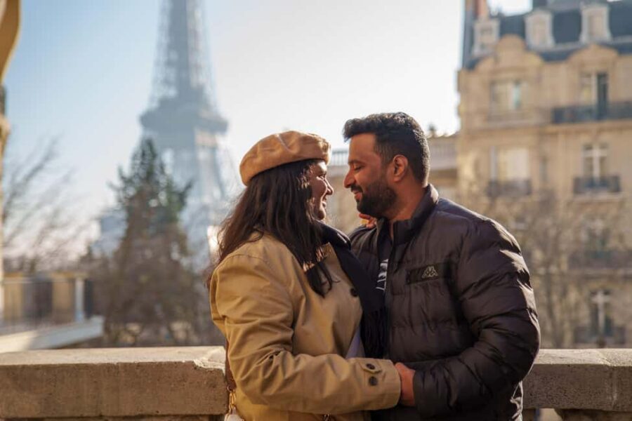 Paris: Eiffel Tower Photoshoot with a Professional - Short session, big variety: how to get more out of 15 minutes to 1 hour