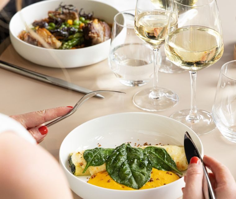 Paris: Elegant Dinner with Drinks in the Eiffel Tower - Service and pacing: what to expect from the staff