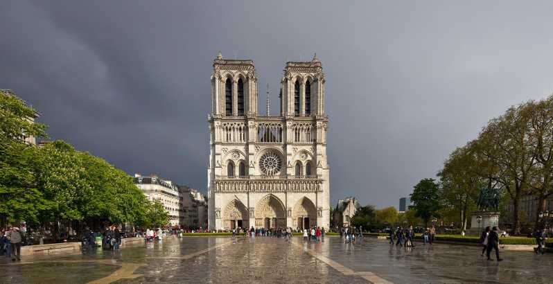 Paris: Eternal Notre-Dame VR Experience Ticket - What Happens Once You Walk In (Headset, backpack, and the rhythm of the show)