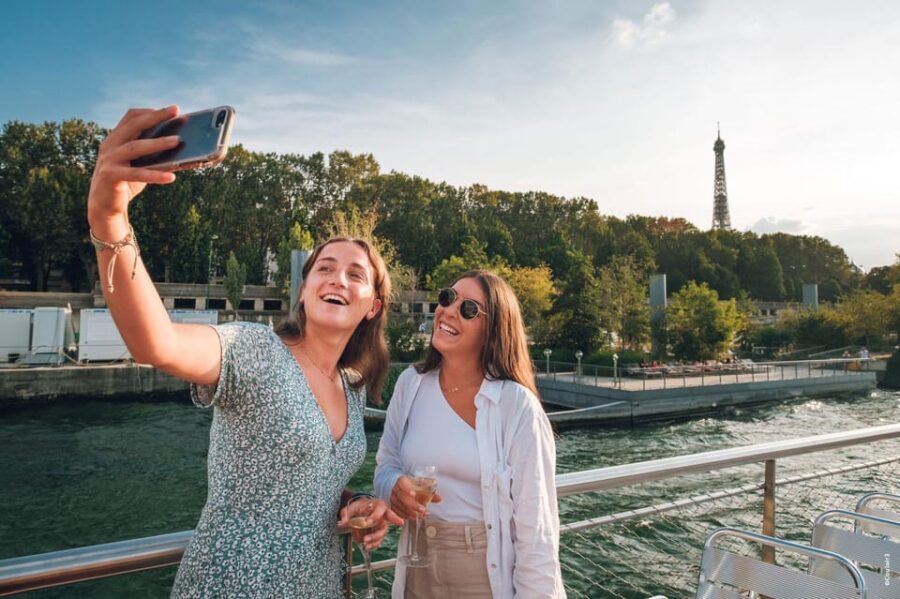 Paris: Evening River Cruise with Music - The 1-hour route, stop by stop: what you’ll see and what to watch for