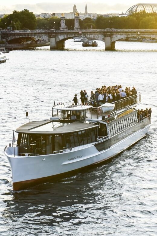 Paris: Evening River Cruise with Music - Rooftop vs inside: how to choose your seat for winter wind and best photos