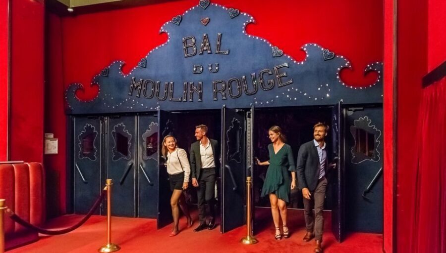 Paris: Evening Sightseeing Tour and Moulin Rouge Show - Night Coach Sights: What You’ll See as the City Turns On