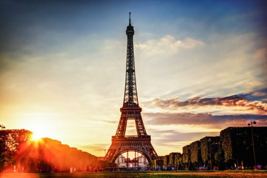 Paris: Evening Sightseeing Tour and Moulin Rouge Show - The App Audio Commentary: Helpful When It’s Working